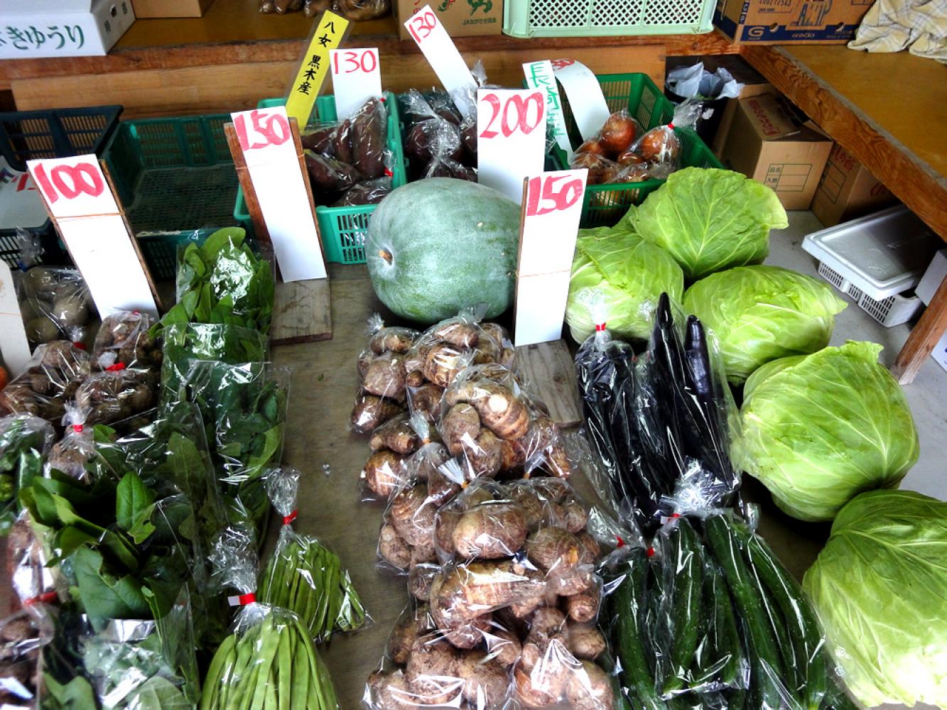 お野菜は、市場から仕入れるものと地域の生産者が持ってくるものがあります 露天産直販売 タマころ 「株