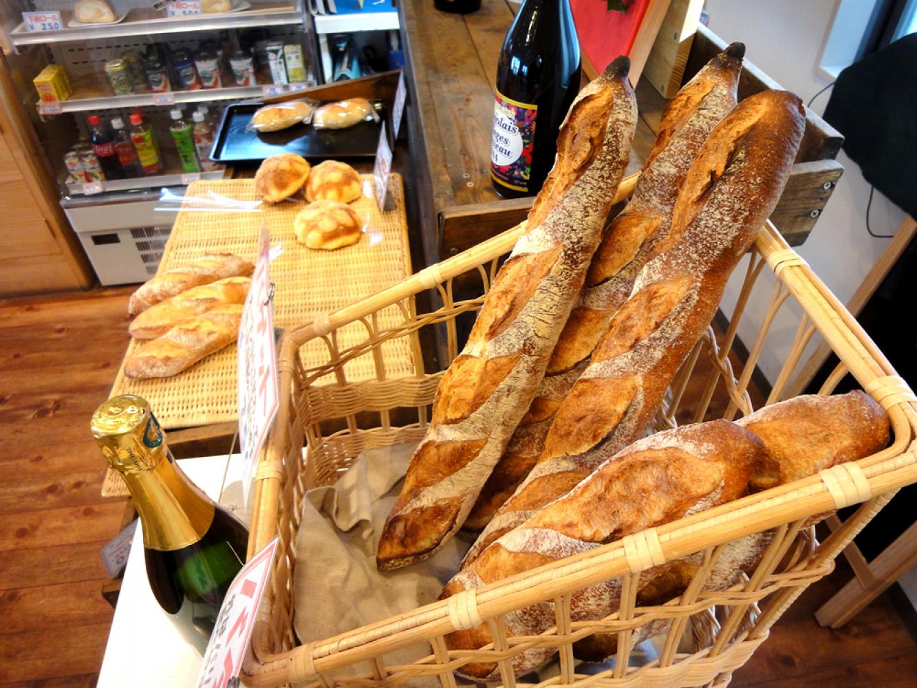 バケットはフランスの伝統的な製法と材料で作られる 焼きたて自家製パンの店 ブーランジェリー シエルブ