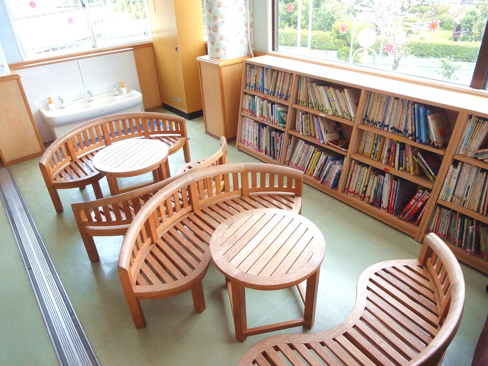 図書コーナー 学校法人博多学園 博多東幼稚園